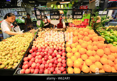 ---- Ein Kunde Geschäfte für Früchte in einem Supermarkt in Nanchang City, East China's Jiangxi Province, 16. Oktober 2018. Chinas Verbraucher Inflation in Stockfoto