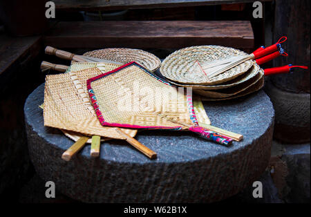 Verschiedene hand Fans aus Stroh auf einem Markt in China Stockfoto