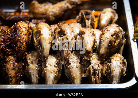 Geschmortes Kaninchen Kopf in China Food Street Markt Stockfoto