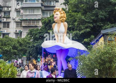 Fußgänger vorbei eine riesige Statue des späten amerikanischen Schauspielerin Marilyn Monroe vor einem Einkaufszentrum in Chengdu City, im Südwesten Chinas Sichuan p Stockfoto