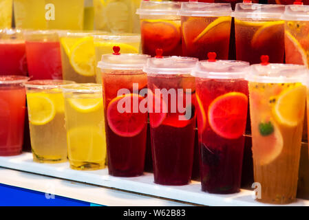 Verschiedene Fruchtsäfte auf ein Lebensmittel Marktstand Stockfoto