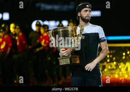 Nikoloz Basilashvili von Georgien stellt seine Trophäe nach dem Sieg über Juan Martin Del Potro aus Argentinien im Finale der männlichen Singles dur Stockfoto