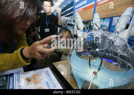 Mitglieder der Presse Blick an einem porotic laparoskopische Chirurgie Robot System stitching bis eine Traube während einer Pressekonferenz des BMBF 2018 Nationale Masse Stockfoto