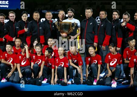 Nikoloz Basilashvili von Georgien stellt seine Trophäe nach dem Sieg über Juan Martin Del Potro aus Argentinien im Finale der männlichen Singles dur Stockfoto