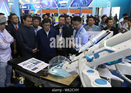 Mitglieder der Presse Blick an einem porotic laparoskopische Chirurgie Robot System stitching bis eine Traube während einer Pressekonferenz des BMBF 2018 Nationale Masse Stockfoto