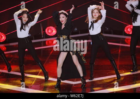 Koreanische Sängerin Kim So-ya, momonymously bekannt als Soja, der während der Koreanische Musik-TV-Serie "Die Show" in Seoul, Südkorea, 30 Octob Stockfoto