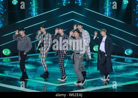 Mitglieder der Koreanischen junge Band TST durchführen, während die Koreanische Musik-TV-Serie "Die Show" in Seoul, Südkorea, 30. Oktober 2018. Stockfoto