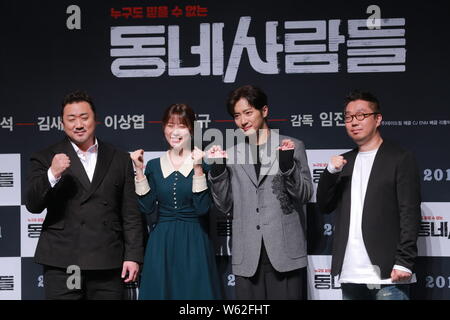 (Von links) Koreaner Schauspieler Ma Dong-seok, auch bekannt als Don Lee, südkoreanische Schauspielerin Kim Sae-ron und Schauspieler Lee Sang-yeob, zur Teilnahme an einer Presse Konferenz Stockfoto