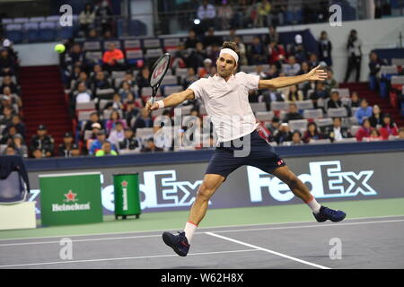 Roger Federer von der Schweiz gibt einen Schuß zu Roberto Bautista Agut von Spanien in der dritten Runde der Männer singles während der Rolex Shangha Stockfoto