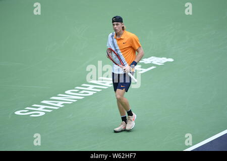 Denis Shapovalov von Kanada reagiert, als er gegen Nikoloz Basilashvili Georgiens in die erste Runde der Männer singles während der Ro konkurriert Stockfoto