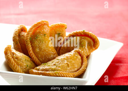 Nahaufnahme von Gujiyas in einer Schüssel angeordnet Stockfoto