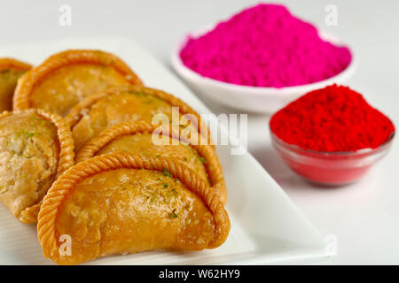 Gujiyas in ein Tablett mit Pulverfarben angeordnet Stockfoto