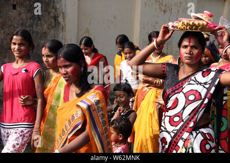 Frauen feiern chhath puja Festival Stockfoto