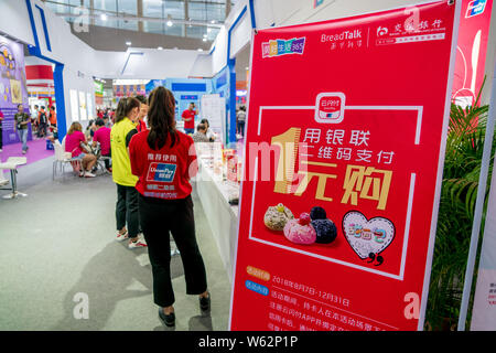 ---- Leute besuchen Sie den Stand von UnionPay International China UnionPay während einer Ausstellung in der Stadt Guangzhou, die südchinesische Provinz Guangdong, 8. Stockfoto