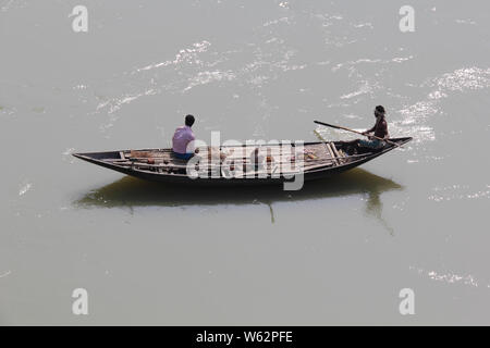 Fischern, die in einem Fluss Stockfoto