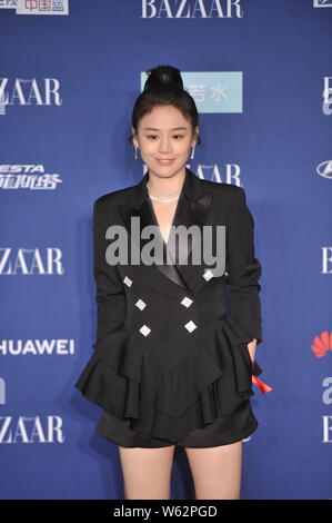 Chinesische Schauspielerin Sandra Ma oder Ma Sichun kommt auf den roten Teppich für den Basar 2018 Star Charity Night Gala in Peking, China, 12. Oktober 2018. Sui Stockfoto