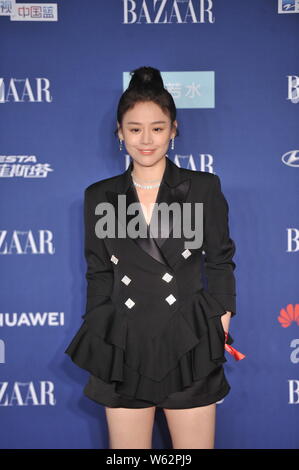 Chinesische Schauspielerin Sandra Ma oder Ma Sichun kommt auf den roten Teppich für den Basar 2018 Star Charity Night Gala in Peking, China, 12. Oktober 2018. Sui Stockfoto