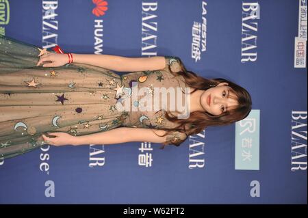 Chinesische Schauspielerin Jelly Lin Yun kommt auf den roten Teppich für den Basar 2018 Star Charity Night Gala in Peking, China, 12. Oktober 2018. Stockfoto