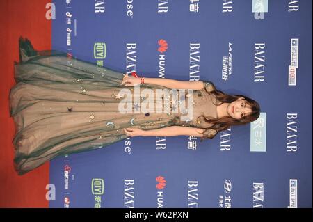 Chinesische Schauspielerin Jelly Lin Yun kommt auf den roten Teppich für den Basar 2018 Star Charity Night Gala in Peking, China, 12. Oktober 2018. Stockfoto