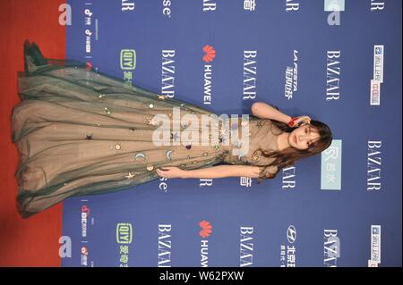 Chinesische Schauspielerin Jelly Lin Yun kommt auf den roten Teppich für den Basar 2018 Star Charity Night Gala in Peking, China, 12. Oktober 2018. Stockfoto