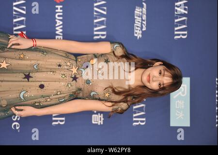 Chinesische Schauspielerin Jelly Lin Yun kommt auf den roten Teppich für den Basar 2018 Star Charity Night Gala in Peking, China, 12. Oktober 2018. Stockfoto