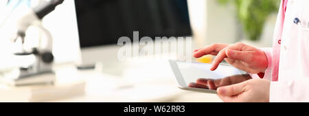 Arzt zeigen PC Tablet nach Informationen suchen Stockfoto