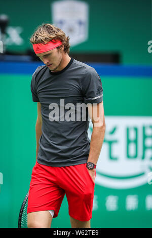 Alexander Zverev in Deutschland reagiert, als er gegen Nikoloz Basilashvili Georgiens in die zweite Runde der Männer singles konkurriert während der Stockfoto