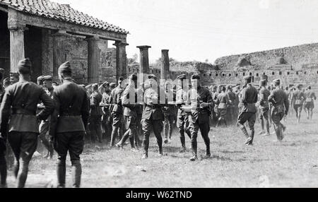 West Point Klasse 1921 auf Tour durch Italien. Mit gut gefüllten Teller die Offiziere, ein Ort, an dem zu essen. Pompeji, Italien Ca. 1918-1919 Stockfoto