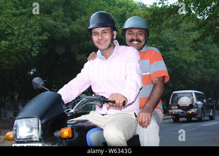 Mann mit seinem Motorrad auf der Straße Vater Stockfoto
