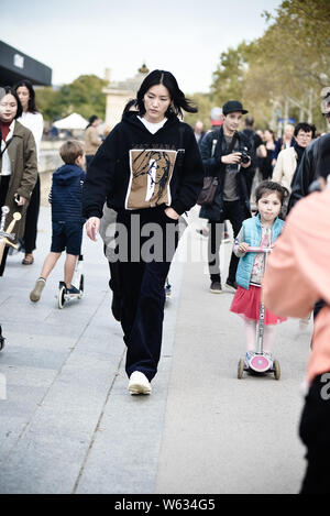 Chinesische Modell Liu Wen kommt an der Max Mara Fashion Show während der Frühjahr/Sommer 2019 Paris Fashion Week in Paris, Frankreich, 30. September 2018. Hoo Stockfoto