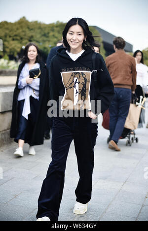 Chinesische Modell Liu Wen kommt an der Max Mara Fashion Show während der Frühjahr/Sommer 2019 Paris Fashion Week in Paris, Frankreich, 30. September 2018. Hoo Stockfoto