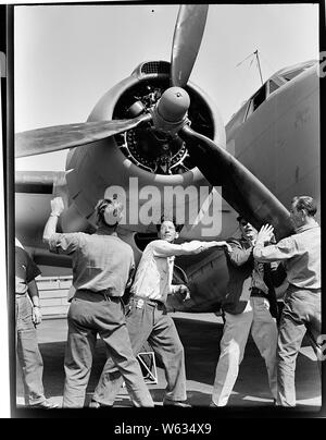 Kontrolle der fertigen PV-1 auf dem Vega-Flugzeuge Pflanze, Burbank, Calif. Arbeiter spin Propeller.; Allgemeine Hinweise: Verwenden Sie Krieg und Konflikt Nummer 808 bei der Bestellung eine Reproduktion oder Anforderung von Informationen zu diesem Bild. Stockfoto