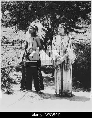 Cherokee Junge und Mädchen in Tracht auf Reservierung, Nord-Carolina, 06/1939 Stockfoto