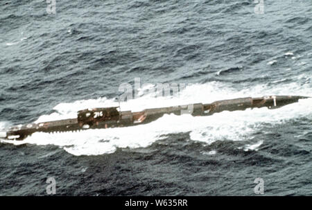 1982 - Eine Antenne Anschluss Strahl Blick auf einem sowjetischen Echo-II-Klasse Atom-Cruise missile Submarine unterwegs Stockfoto