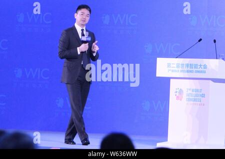 ------ Richard Liu Qiangdong, Vorsitzender und CEO von on-line-Einzelhändler JD.com, spricht im Forum während des Zweiten Welt Intelligence Kongress, als Stockfoto