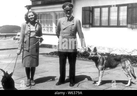 Eva Braun Sammlung (cetrnaest) - Eva Braun und Adolf Hitler und ihre Hunde Ca. 1930s oder 1940s Stockfoto