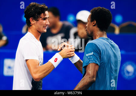 Lloyd Harris von Südafrika, Links, interagiert mit Gael Monfils von Frankreich in der ersten Runde der Männer singles während der 2018 ATP Chengdu Stockfoto