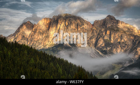 Sonnenuntergang über den Bergen mit Nebel im Tal, Dolomiten, Italien Stockfoto