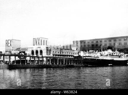 Eva Braun Collection (Album 5) - Hafen von Neapel Neapel Italien Ca. 1930s oder 1940s Stockfoto