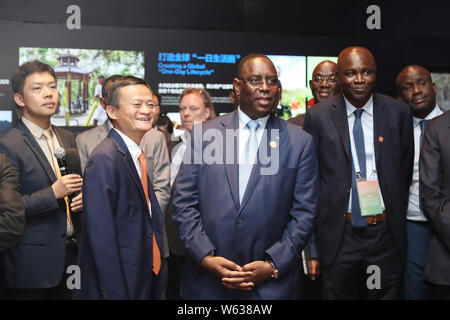 Senegalesischen Präsidenten Macky Sall, Recht, Haltungen mit Jack Ma oder Ma Yun, Vorsitzender der Alibaba Group, bei einem Besuch der Xixi Campus und Sitz Stockfoto