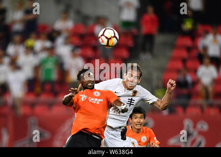 Kroatischer Fußballspieler Nikica Jelavic, rechts, von Guizhou Hengfeng Herausforderungen senegalesischer Fußballspieler Makhete Diop von Peking Renhe in Ihrem 21. Stockfoto