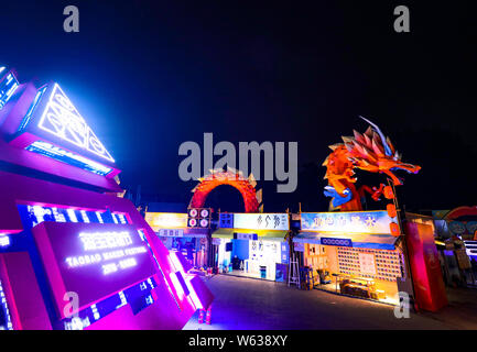 Nachtansicht von Ständen vor dem 3 Taobao Teekocher Festival in den West Lake Scenic Spot in Hangzhou City, East China Zhejiang provinz, 12. September Stockfoto