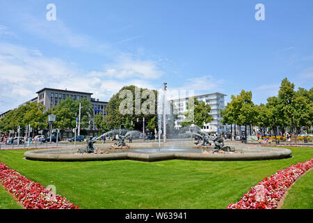 Mannheim, Deutschland - Juli 2019: Wasser Brunnen mit mermen und Fisch sprühen Wasser in der Innenstadt von Mannheim auf Platz namens "friedrichsplatz" Stockfoto