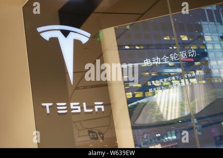 ---- Blick auf einer Händlerniederlassung Store von Tesla in Shanghai, China, 9. August 2018. Unrentable Tesla upped ante um fast 46-fach in seiner ersten Stockfoto