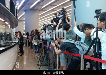 Bürger stand in Line Tickets für Züge auf guangzhou-shenzhen - Hong Kong Express Rail Link am West Bahnhof Kowloon in Hong Kong, C zu kaufen Stockfoto