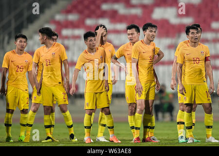 Spieler der chinesischen nationalen Männer Fußball Team verärgert nach einem internationalen Fußball-Match gegen Bahrain National Football Team in Ma Stockfoto