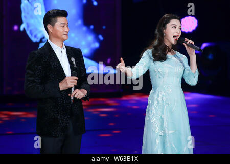 Chinesische Schauspielerin Fan Bingbing, rechts, und sein Vater Ventilator Tao während einer filmtermin Für das Chinesische Neue Jahr Gala von Peking TV (BTV) in Beij Stockfoto