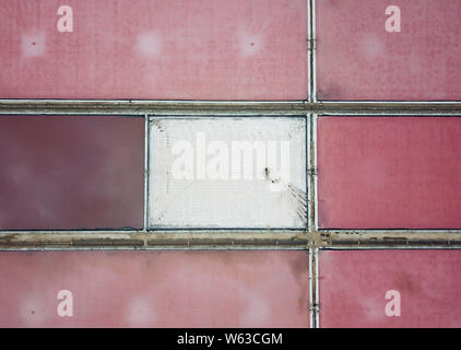 Eine Luftaufnahme einer salt lake drehen Rosa während der Erntezeit in Lanzhou City, der ostchinesischen Provinz Jiangsu, 5. September 2018. Stockfoto