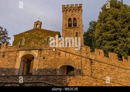 Die Kirche von San Lorenzo beleuchtet durch die untergehende Sonne auf das mittelalterliche Dorf Castagneto Carducci, Toskana, Italien Stockfoto