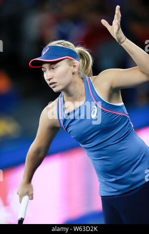 Darja Gavrilova von Australien dient gegen Wang Qiang von China im 3. Runde während der Wuhan Dongfeng Motor WTA Tennis 2018 Öffnen tourname Stockfoto